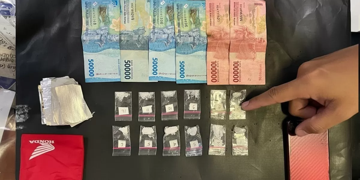 turut diamankan uang tunai sebesar Rp 400 ribu yang diduga hasil transaksi, serta satu unit ponsel yang digunakan untuk berkomunikasi dalam jaringan peredaran narkoba.