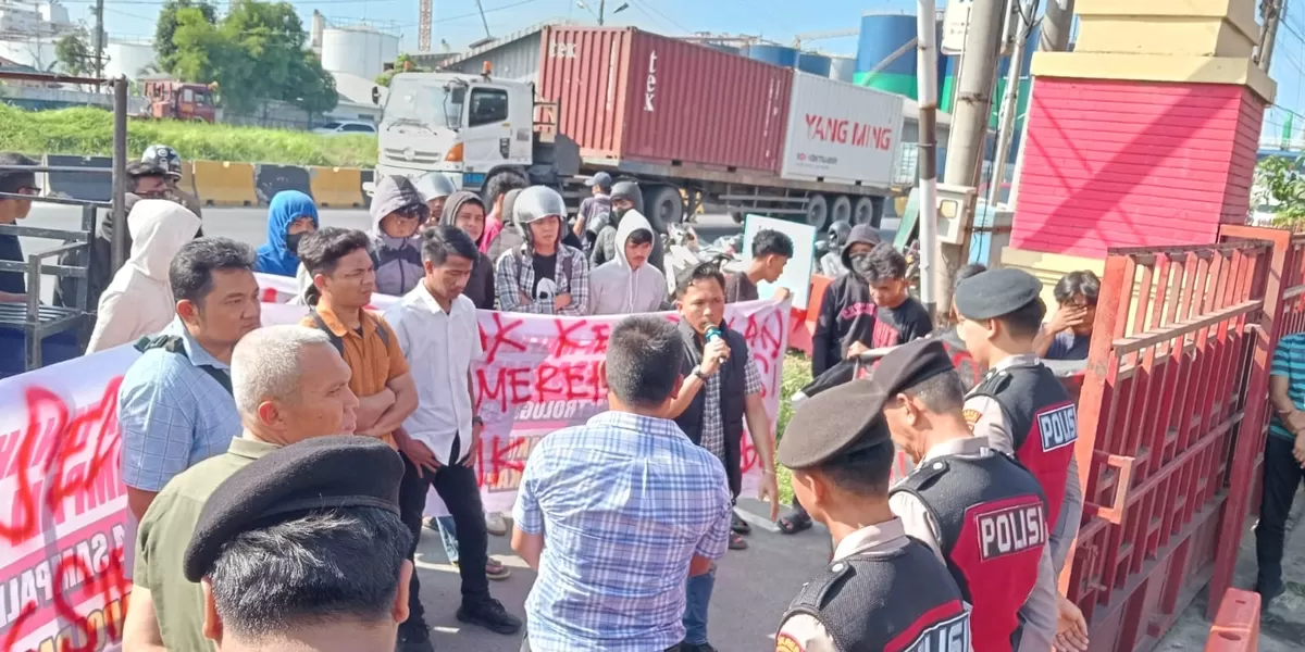 Pantauan di lokasi, massa membawa sejumlah spanduk berisi tuntutan yang ditulis menggunakan cat semprot merah.