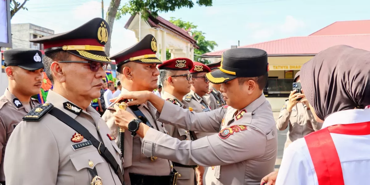 Kapolres Padangsidimpuan AKBP Wira Prayatna memimpin sertijab terhadap sejumlah personil Polres Padangsidimpuan di lingkungan Polres Padangsidimpuan, Jumat (17/4/2026). (Foto: Realitasonline/Riswandy)