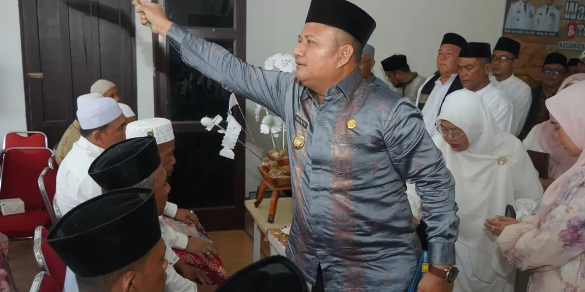 Wakil Bupati Asahan Rianto saat tepung tawari 26 jamaah haji