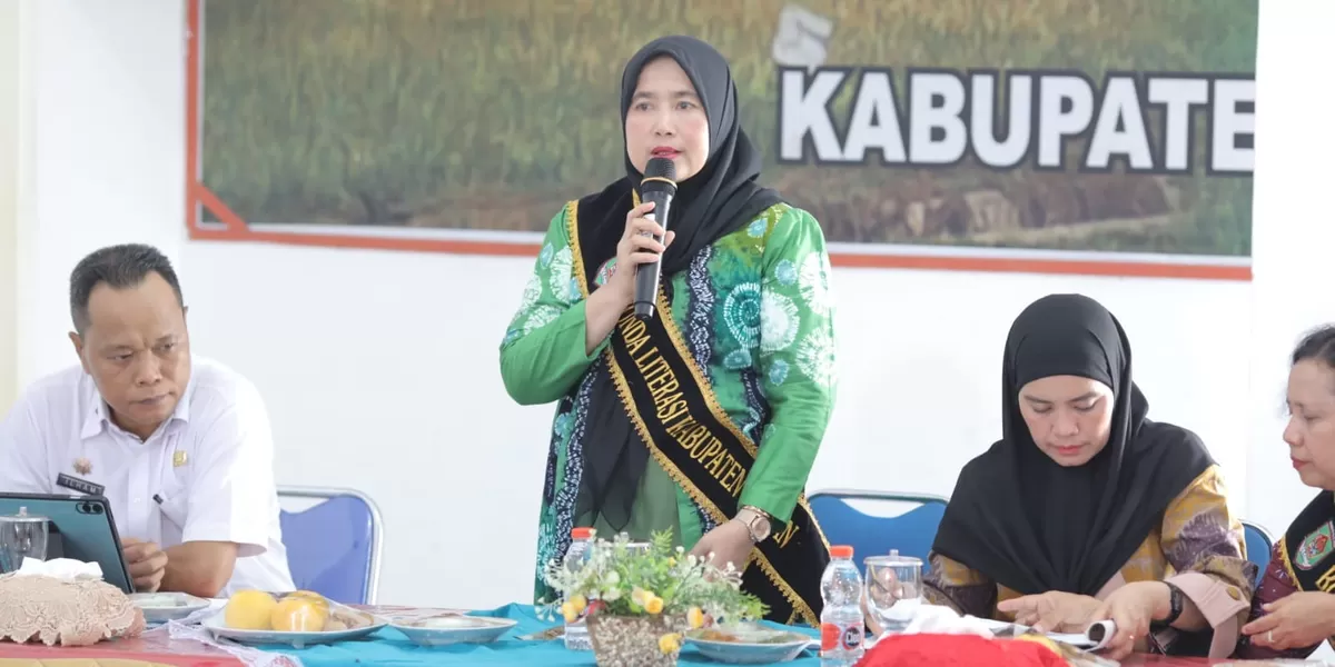 Bunda Literasi Asahan Yusnila Indriati Taufik saat menghadiri pelantikan bunda literasi kecamatan meranti