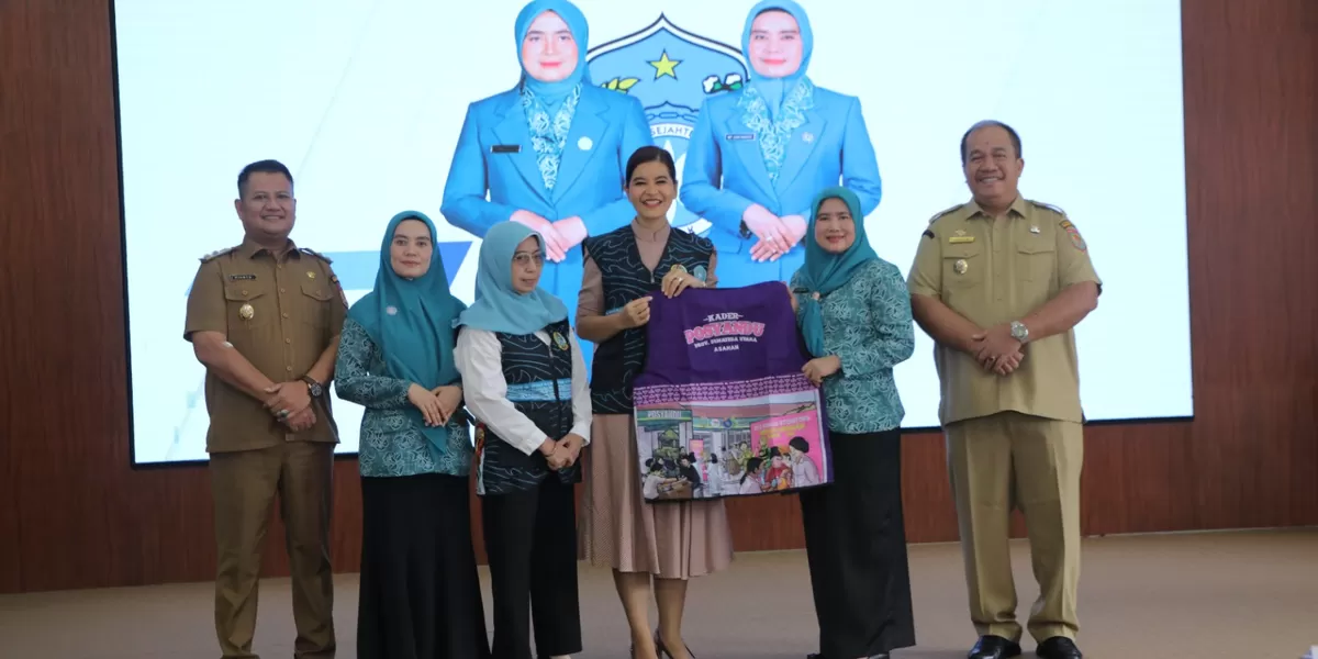 kahiyang ayu didampingi tp pkk asahan saat kegiatan sosialisasi