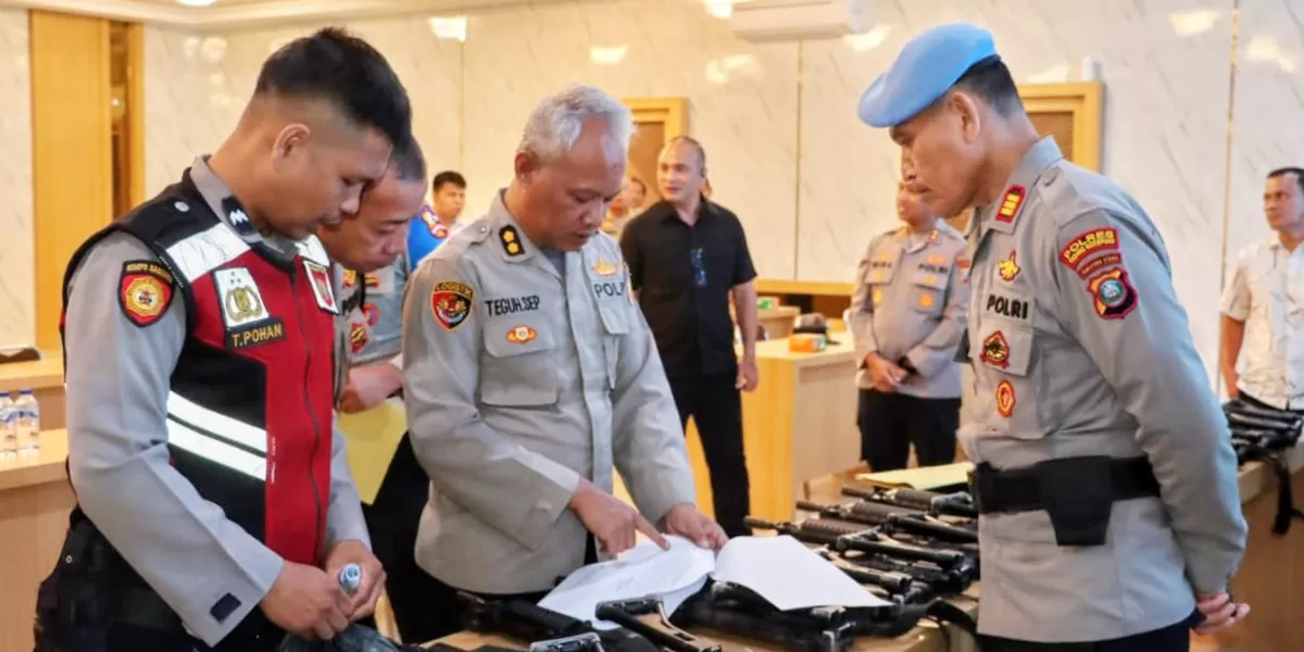 Propam Mabes Polri bersama Slog Polri melaksanakan pemeriksaan senpi organik di Polres Padangsidimpuan, Kamis (16/4/2026). (Foto: Realitasonline/Riswandy)