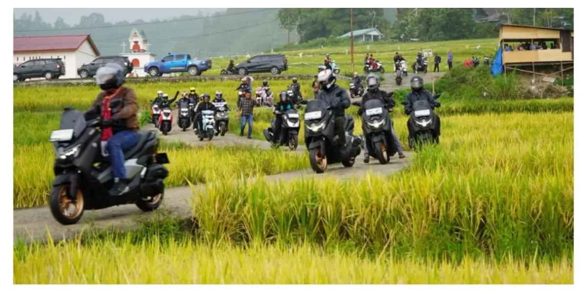 peserta Maxi Tour Boemi Nusantara Yamaha melakukan touring di kawasan Danau Toba (Realitasonline.id/MS)