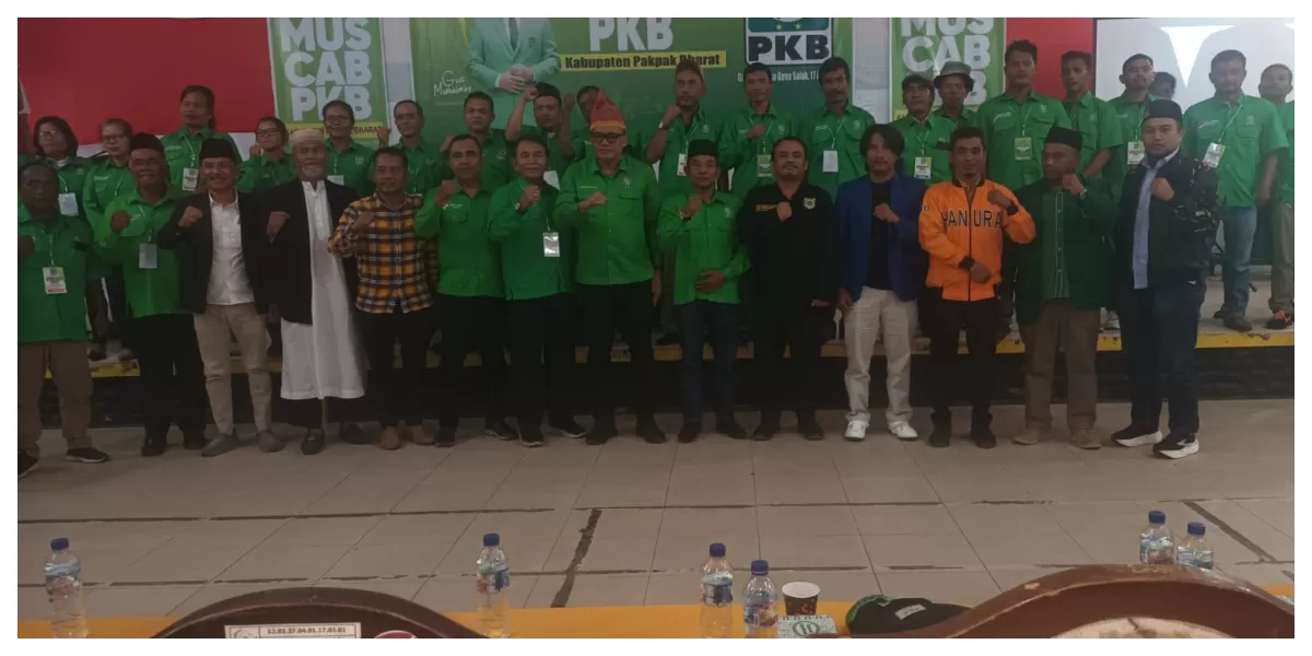 Usai membuka acara musda, perwakilan DPP dan Perwakilan DPW Sumut, DPC Pakpak Bharat Dan PAC serta undangan lainnya foto bersama di gedung serbaguna guna Salak. ( Realitasonline.id/Kadir Tumangger)