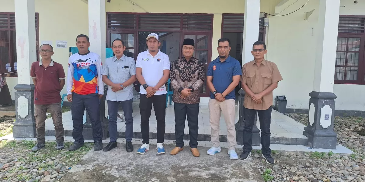 Foto: Plt Kepala Disporaparekraf Kabupaten Aceh Barat Daya (Abdya), Safrizal, foto bersama anggota Komisi VI Dewan Perwakilan Rakyat Aceh (DPRA), Tgk H Attamizi Hamid, dan M Iqbal, saat melakukan kunjungan kerja ke kantor dinas kabupaten setempat, Jumat (17/4/2026).