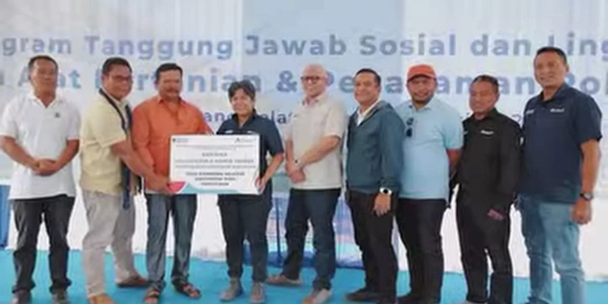 INALUM menyerahkan bantuan alat pertanian dan melakukan penanaman pohon bersama di Desa Sionggang, Lumban Julu, sebagai upaya mendukung pertanian berkelanjutan.