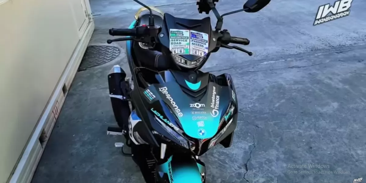 Suzuki MX King 155 VVA 2025 sering disebut Black Mamba karena tampilannya gelap, agresif, dan berbahaya secara visual. (Tangkapan Layar YouTube Iwan Banaran)