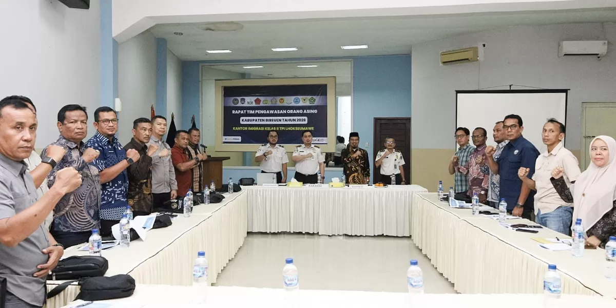 Kepala Kantor Imigrasi Lhokseumawe diabadikan bersama peserta Rapat TIMPORA. Foto: AJ