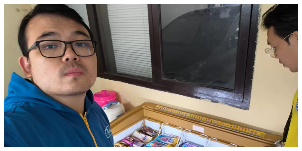 Warga menerima es krim gratis saat membuat laporan di Polsek Cibinong sebagai bagian dari inovasi pelayanan publik. (Realitasonline.id/Dok)