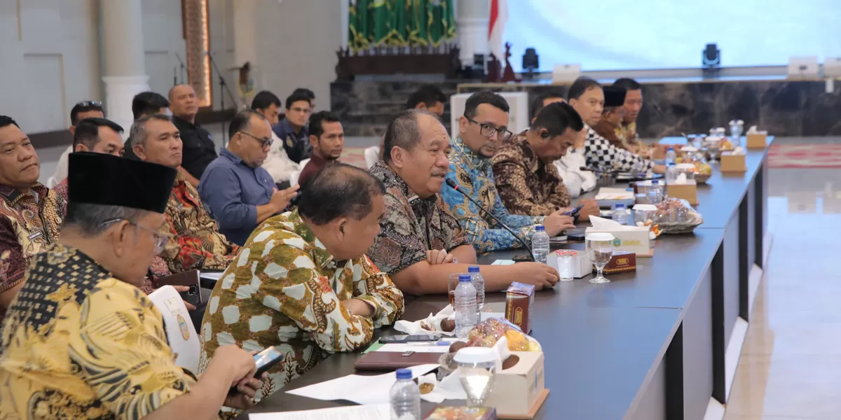  Bupati Asahan Taufik Zainal Abidin Siregar saat menghadiri sosialisai pencabutan PBPH