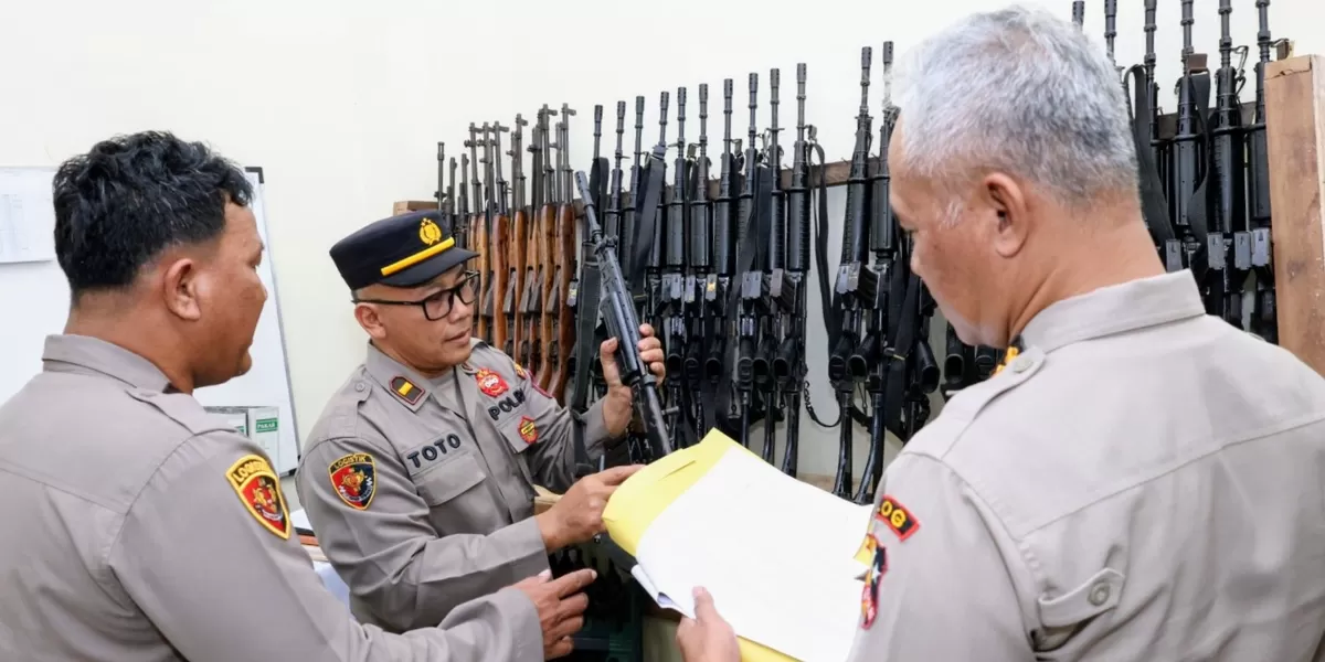 Divpropam Mabes Polri melakukan pemeriksaan senpi milik personel di jajaran Polres Tapsel, Kamis (16/4/2026).(Foto: Realitasonline/Riswandy)