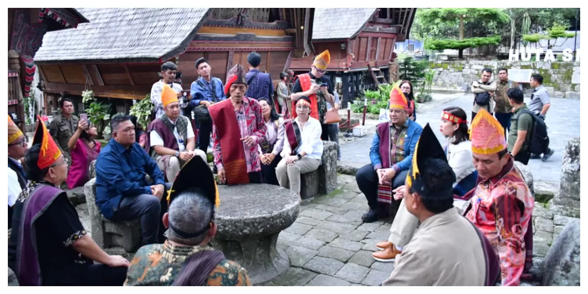 Menteri Pariwisata RI saat berada di lokasi Batu Kursi Persidangan huta Siallagan (Realitasonline.id/nas)