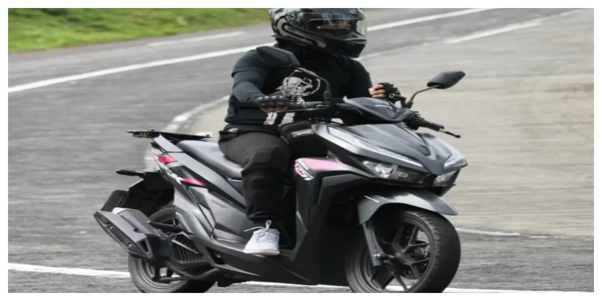 Keterangan Foto: ilustrasi tips mengendarai motor matic di jalan turunan (Realitasonline/Pexels.com)