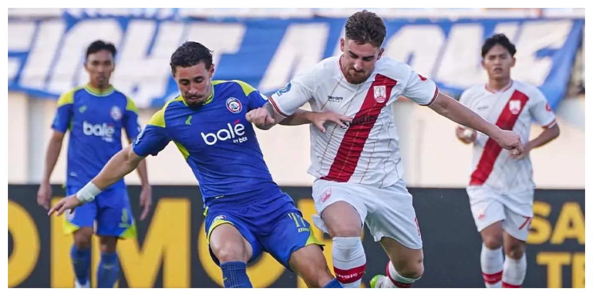 Keterangan Foto : Pemain Arema Fc dan Persis Solo sedang berduel memperebutkan bola (Realitasonline.id / ig : @aremafcoffcial)