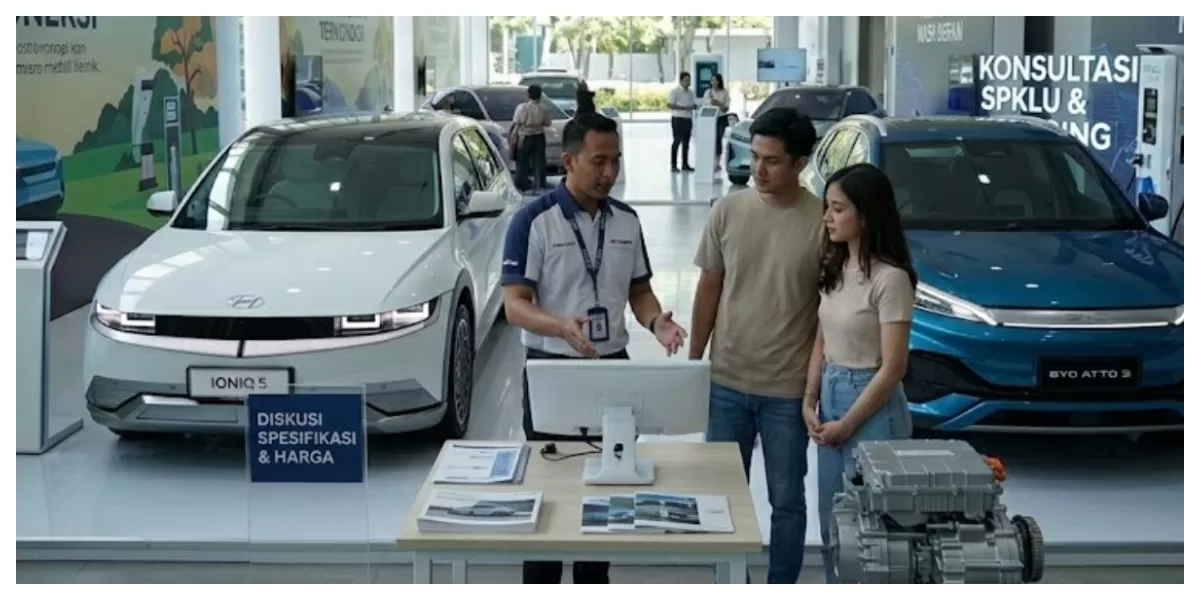 Ilustrasi proses pengisian daya mobil listrik yang dapat dihitung biaya penggunaannya untuk mengontrol pengeluaran (Realitasonline/ Canva)