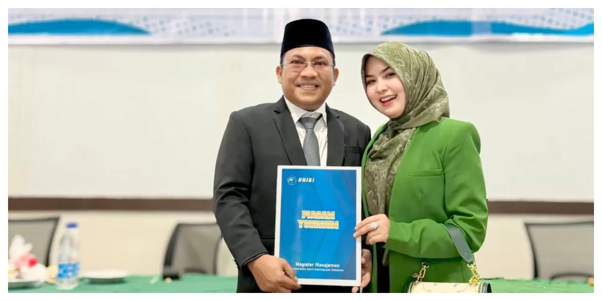 Edi Saputra alias Edi Obama diabadikan bersama istrinya usai mengikuti Yudisium Program Pascasarjana Magister Manajemen di UNIKI Aceh. (Realitasonline.id/RZ)