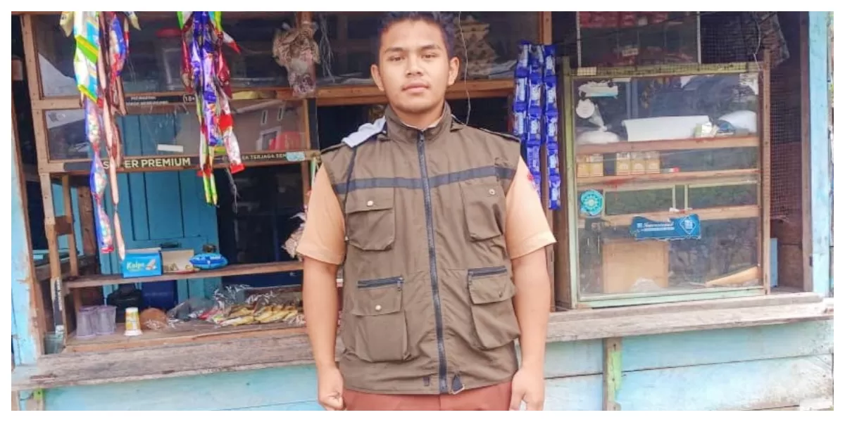 Alfi Panggabean, siswa MAN Taput lulus Prodi Hukum USU berkat perjuangannya di tengah menjaga ayah sekaligus menjaga warungnya. (Realitasonline.id/Dok)