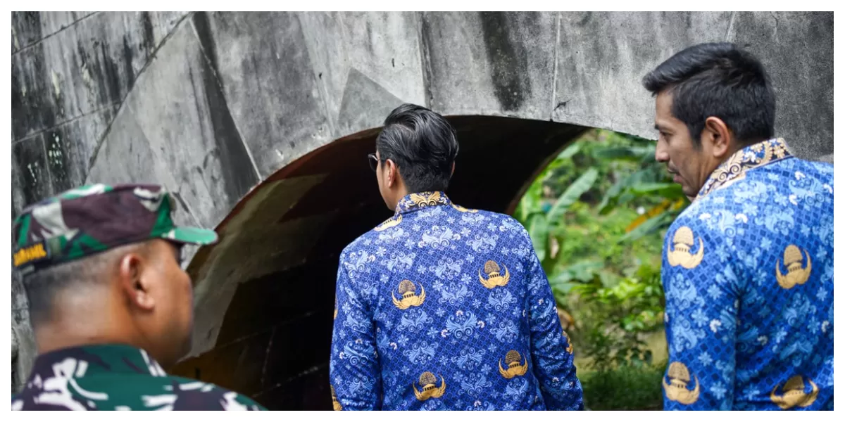 Wali Kota Medan Rico Waas didampungi sejumlah OPD tinjau jembatan perlintasan kereta api di Gang Damai. (Realitasonline.id/Humas)