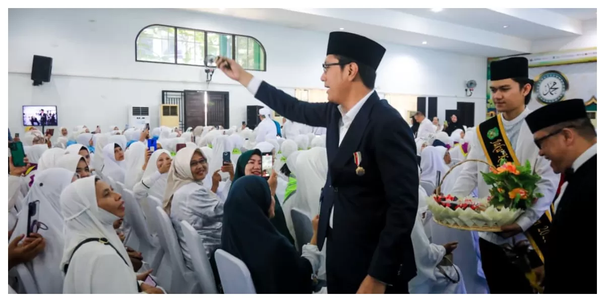 Wali Kota Medan Rico Waas saat lakukan tepung tawar kepada calon Jemaah haji. (Realitasonline.id/Dok)