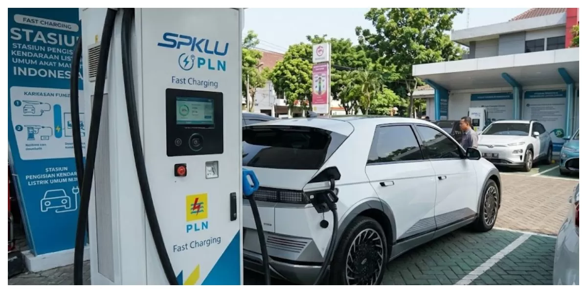 Ilustrasi mobil listrik yang semakin banyak digunakan oleh masyarakat di jalan raya Indonesia (Realitasonline/ Canva)