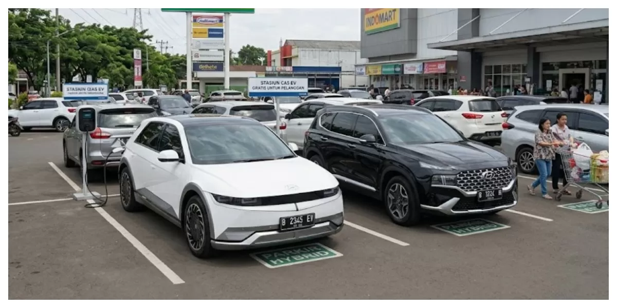 Ilustrasi mobil listrik dan mobil hybrid yang menunjukkan perbedaan teknologi kendaraan ramah lingkungan (Realitasonline/ Canva)