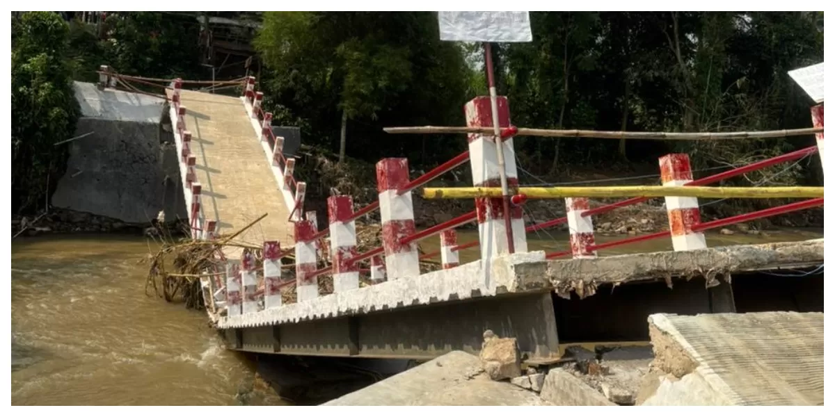 Jembatan di Desa Gobang, Kecamatan Rumpin, ambruk akibat derasnya arus sungai. (Realitasonline.id/Dok)