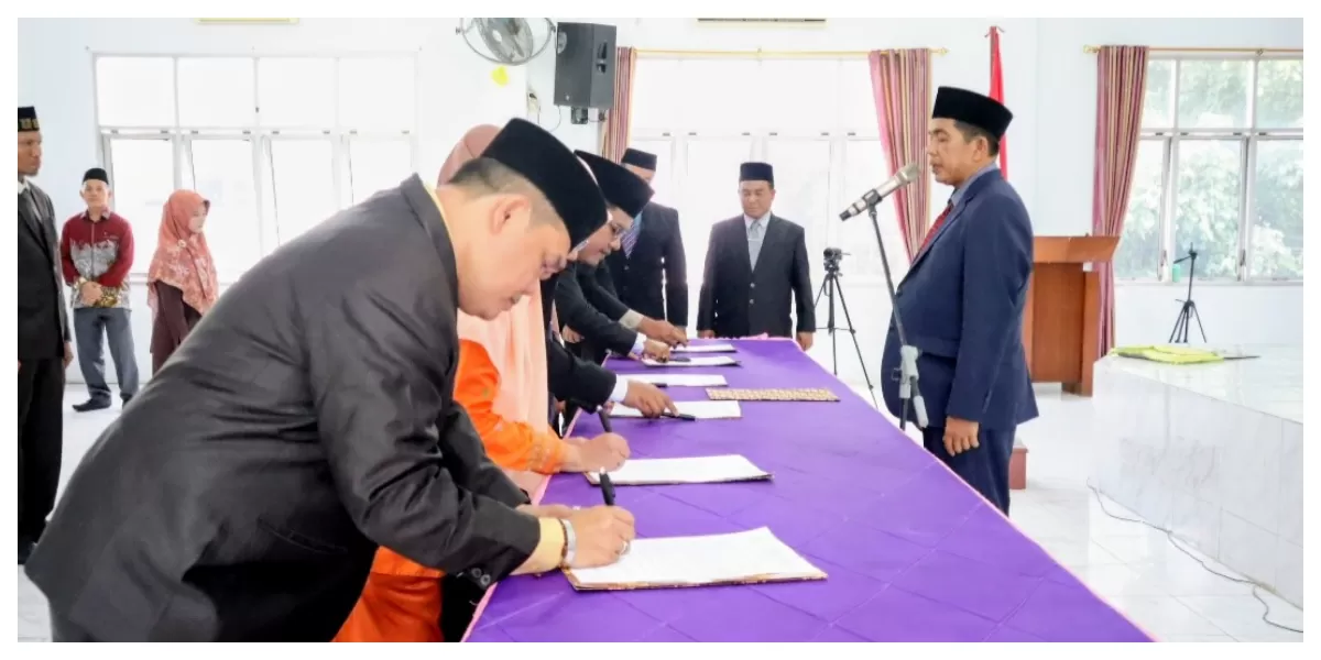  Rektor UIN Syahada Padangsidimpuan Prof. H. Sumper Mulia Harahap melantik Wakil Dekan, Wakil Direktur Pasca Sarjana, Sekretaris Lembaga, serta Pimpinan Satuan Pengawas Internal masa jabatan 2026 - 2030, Jumay (17/4/2026). (Realitasonline.id/Dok)