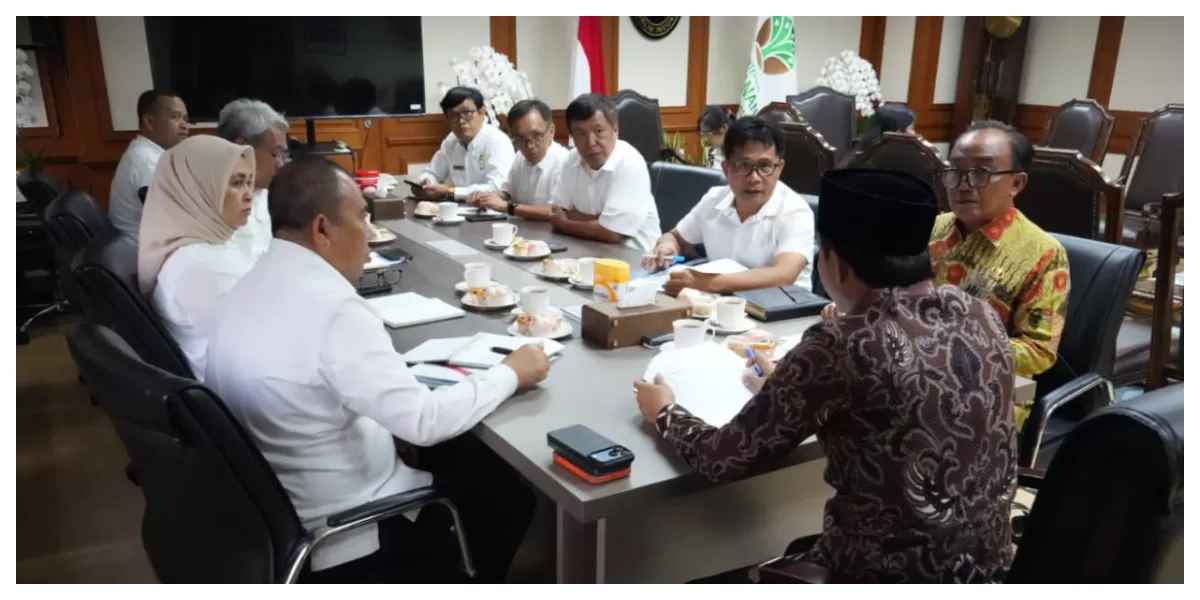 Wakil Bupati Samosir Ariston Tua Sidauruk melakukan audiensi dengan Menteri Kehutanan Republik Indonesia Raja Juli Antoni di Ruang Kerja Kantor Kementerian Kehutanan (Realitasonline.id/Dok)