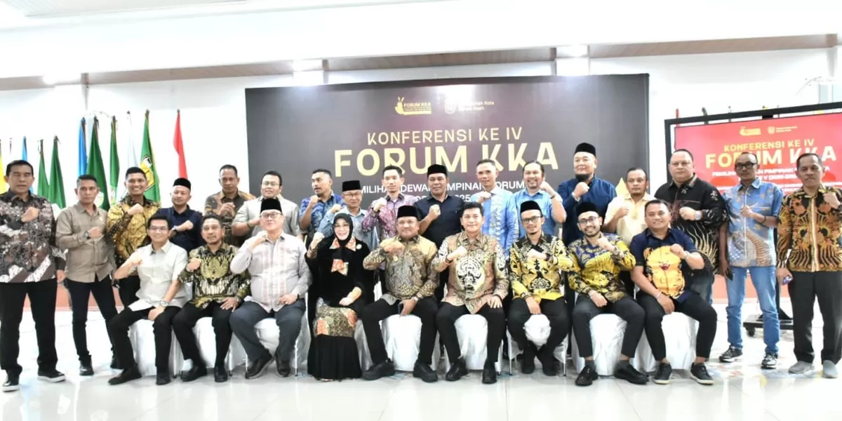 Bupati Bireuen H. Mukhlis (duduk tengah) diabadikan bersama kepala daerah lain yang merupakan  peserta Konferensi IV FKKA. Foto Dokumen Realitasonline. id