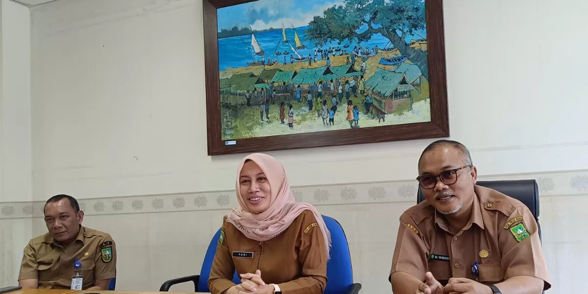 Direktur RSUD Arifin Achmad, drg Yusi Prastiningsih (tengah). (Riaumakmur.com)