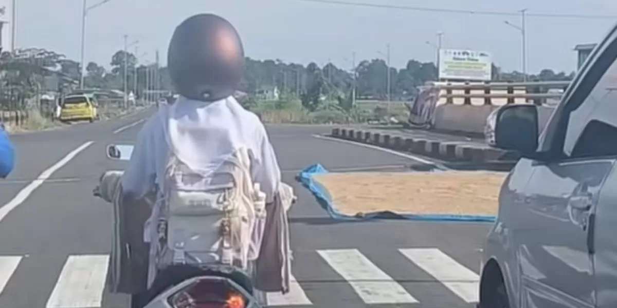 Viral gabah dijemur di ruas jalan di Maros, Sulawesi Selatan. (Instagram/@abdulgf.agc)
