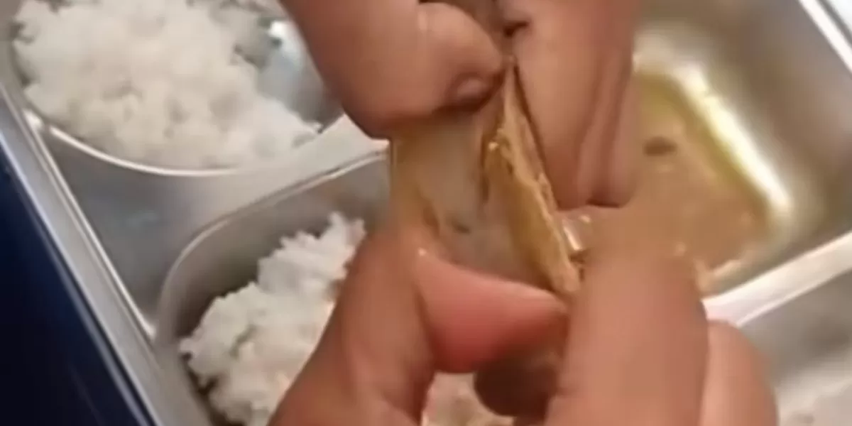 Daging sapi masih alot dibagikan di menu MBG Sumber Jaya, Lampung Barat. (Instagram/lawanglampung)