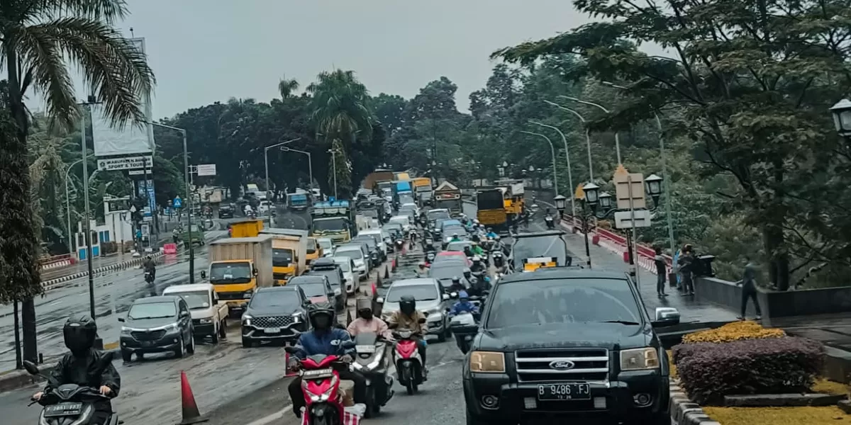 Usai Viral, Perbaikan Jalan Alternatif Sentul Picu Kemacetan Panjang -  Metro Bogor