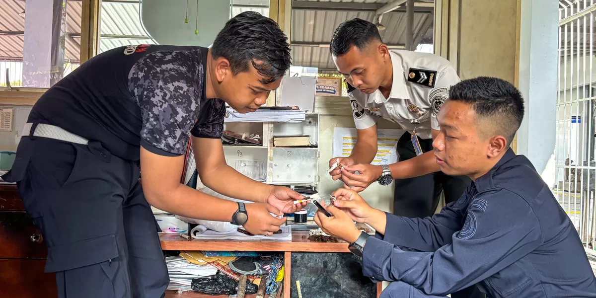 Petugas Lapas Karawang berhasil gagalkan penyelundupan Narkotika didalam rokok. (Aip/AyoKarawang)