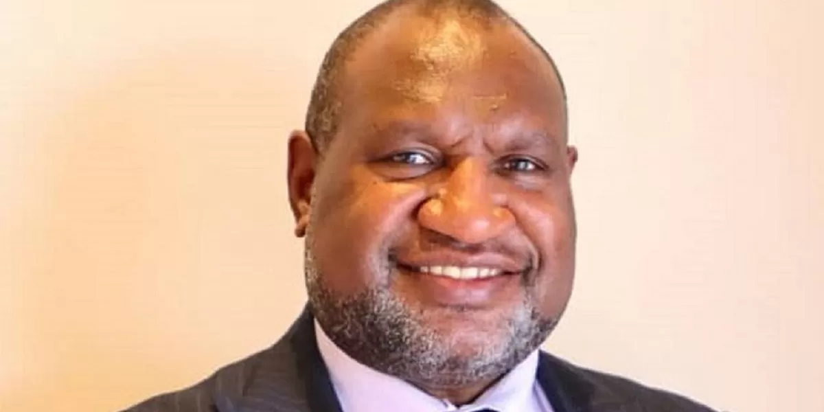 Perdana Menteri Papua Nugini, James Marape. Papua Nugini mencoba pendekatan berbeda dalam kebijakan energi dengan fokus pada pengurangan permintaan bahan bakar domestik. (Dok. Twitter @JamesMarape)