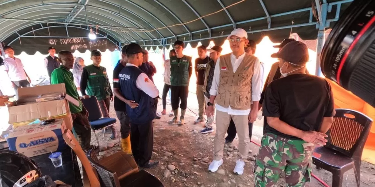 Dirjen Bimas Islam Abu Rokhmad saat meninjau langsung kondisi salah satu fasilitas keagamaan yang terdampak banjir di Provinsi Aceh (Dok. kemenag)