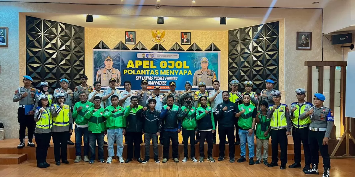 Suasana khidmat Apel Ojol Polantas Menyapa yang dipimpin oleh KOMPOL Suleman, S.H. di Aula Wicaksana Laghawa Polres Pinrang (Z.A)