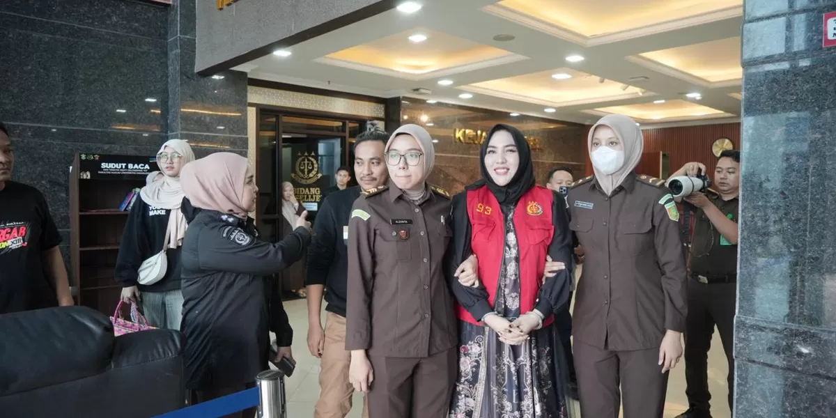 Mira Hayati, terpidana kasus skincare ilegal, dikawal petugas Kejaksaan di Kantor Kejaksaan Tinggi Sulawesi Selatan sebelum dibawa ke Lapas Kelas 1A Makassar (Dok. Kejati Sulsel)