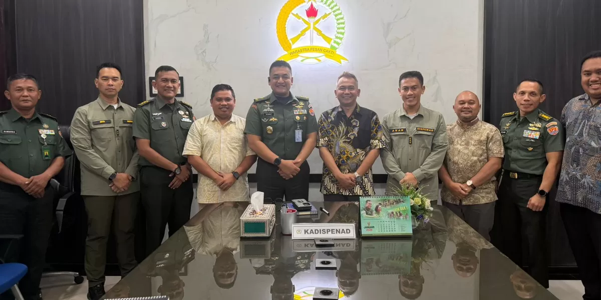 CEO Promedia Agus Sulistriyono bersama Kadispenad Brigjen TNI Donny Pramono dan jajaran pejabat Dispenad usai membahas sinergi publikasi di Mabes TNI AD (Promedia)