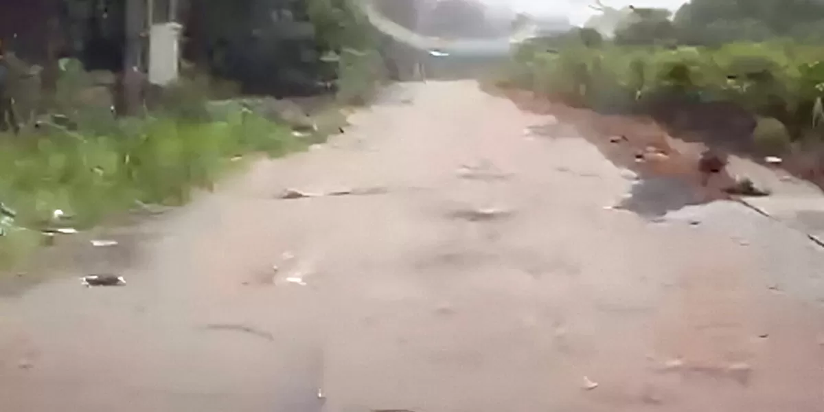 Genangan air melintasi ruas jalan bak sungai  saat musim hujan akibat tidak adanya saluran  drainase (Z.A)