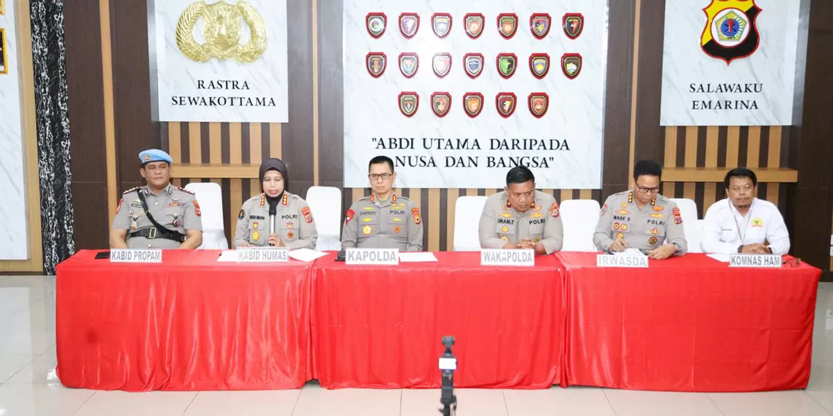 Kapolda Maluku Dadang Hartanto didampingi jajaran Polda Maluku saat menyampaikan hasil sidang KKEP terkait PTDH Bripda Mesias Siahaya di Mapolda Maluku (Dok. Polri)