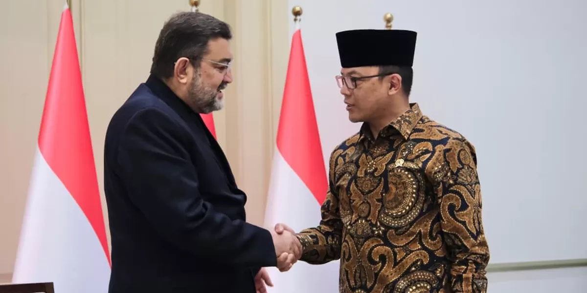 Menteri Luar Negeri Sugiono saat menyerahkan surat dukacita dari Presiden Prabowo kepada Duta Besar Iran Mohammad Boroujerdi di Jakarta (Dok. Setkab RI)