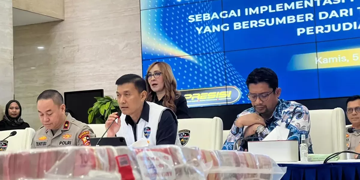 Direktur Tindak Pidana Siber Bareskrim Polri Brigjen Pol. Himawan Bayu Aji saat memberikan rincian data penyitaan aset judi online dalam konferensi pers di Mabes Polri (Dok. Polri)