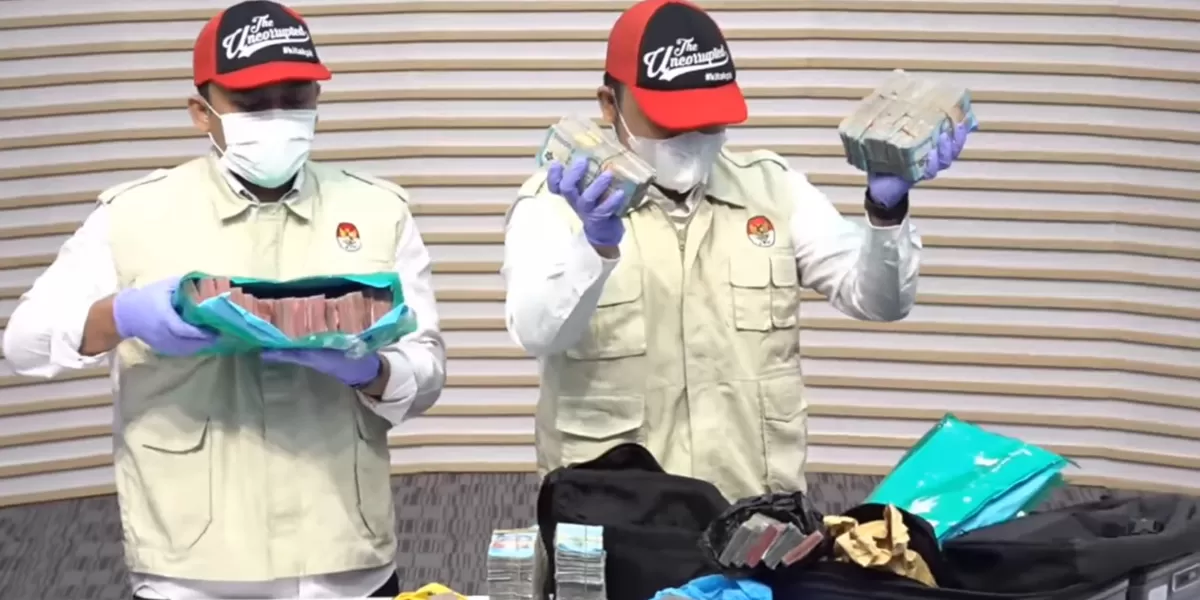 Petugas KPK menunjukkan barang bukti uang tunai senilai ratusan juta rupiah hasil Operasi Tangkap Tangan (OTT) suap ijon proyek Bupati Rejang Lebong (youtube / KPK RI)