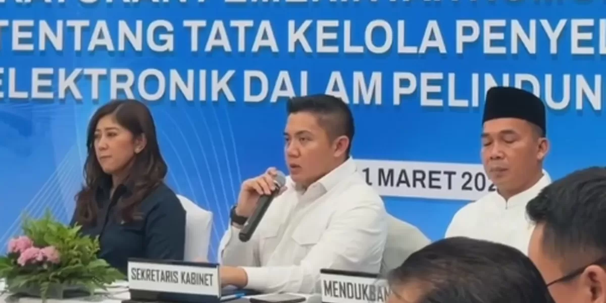 Seskab Teddy Indra Wijaya saat memberikan keterangan pers mengenai penguatan implementasi PP TUNAS untuk perlindungan anak di dunia digital (instagram / @sekretariat.kabinet)