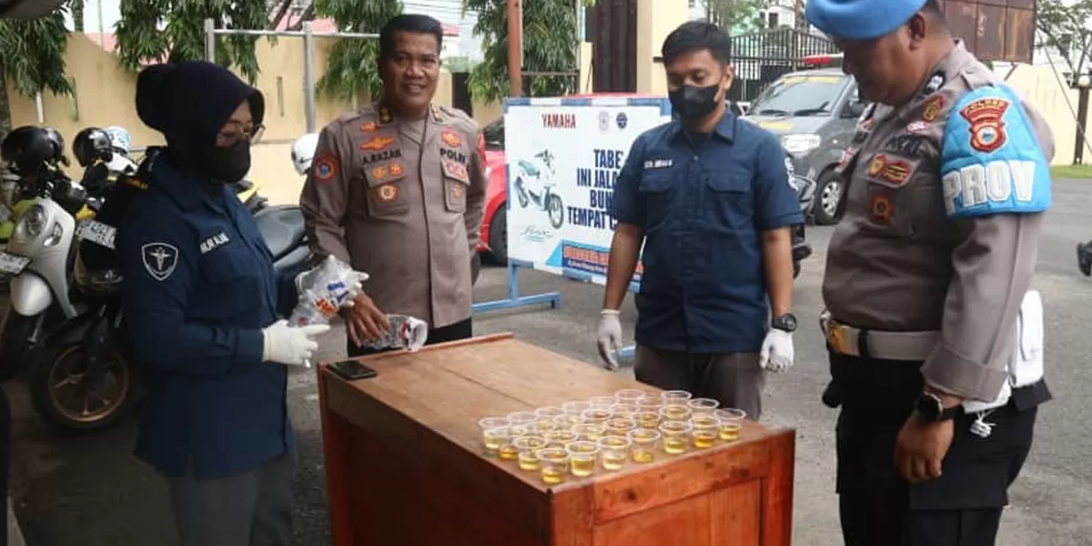 Petugas medis didampingi Kasi Propam saat melakukan pengambilan sampel urine personel Polres Pinrang sebagai upaya deteksi dini narkoba (Z.A)