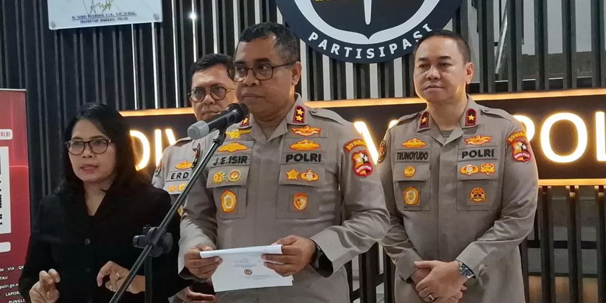 Kadiv Humas Polri Irjen Pol. Jhonny Eddizon Isir saat memberikan keterangan pers mengenai perkembangan kasus penyiraman air keras terhadap aktivis Kontras di Mabes Polri (Dok. Polri)
