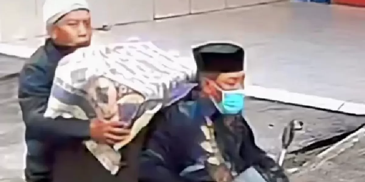 Tangkapan layar rekaman CCTV yang beredar luas memperlihatkan dua pria berboncengan motor yang diduga sebagai tersangka pencurian brankas berisi  emas 1 kg di Pinrang (Dok. Ist)