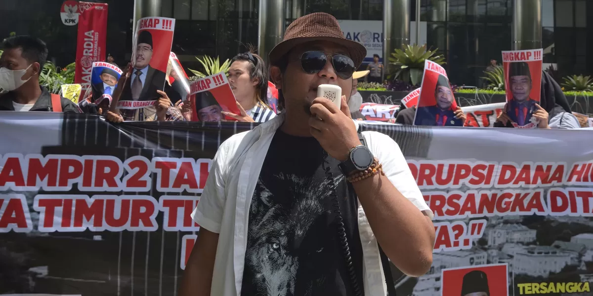 Aksi Jaringan Kawal Jawa Timur (Jaka Jatim) saat menggelar demonstrasi di depan gedung Komisi Pemberantasan Korupsi, mendesak penahanan tersangka kasus hibah APBD Jawa Timur (Dok. Ist)